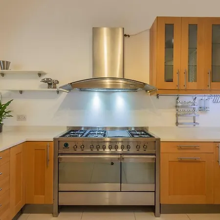Hébergement de vacances 5 Bedroom Townhouse, Sleeps 22 Sliema
