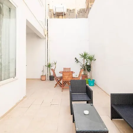 5 Bedroom Townhouse, Sleeps 22 Sliema