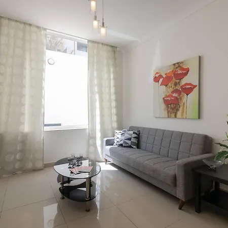 5 Bedroom Townhouse, Sleeps 22 Sliema