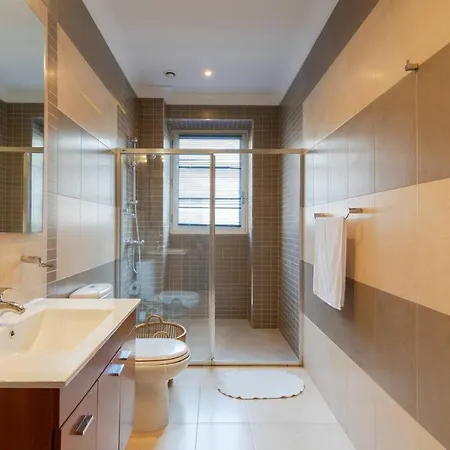 5 Bedroom Townhouse, Sleeps 22 *