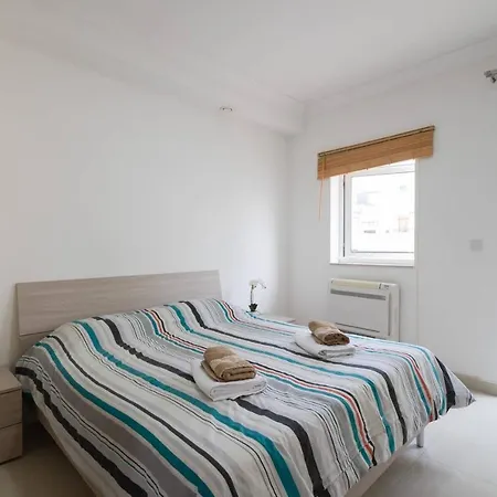 5 Bedroom Townhouse, Sleeps 22 * Sliema