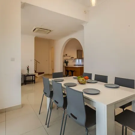 5 Bedroom Townhouse, Sleeps 22 Sliema
