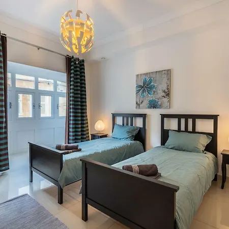 5 Bedroom Townhouse, Sleeps 22 Semesterbostad *
