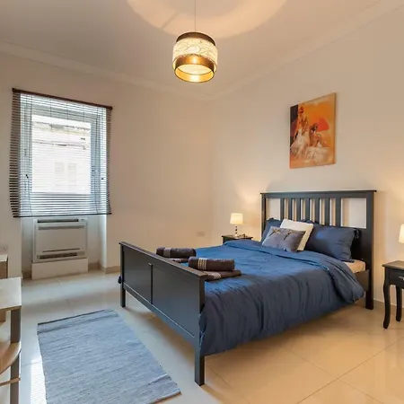 5 Bedroom Townhouse, Sleeps 22 Holiday home Sliema
