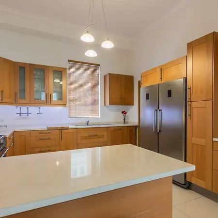 5 Bedroom Townhouse, Sleeps 22 Semesterbostad *