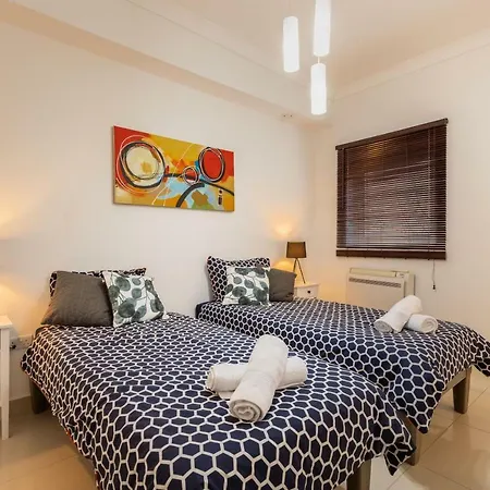 5 Bedroom Townhouse, Sleeps 22 Semesterbostad Sliema