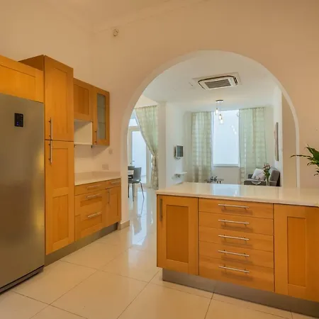 5 Bedroom Townhouse, Sleeps 22 *