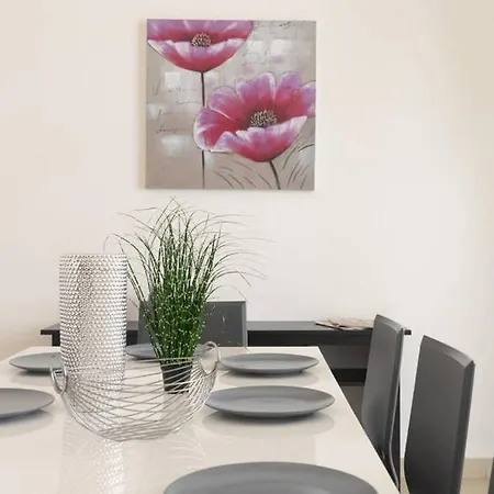 5 Bedroom Townhouse, Sleeps 22 Sliema