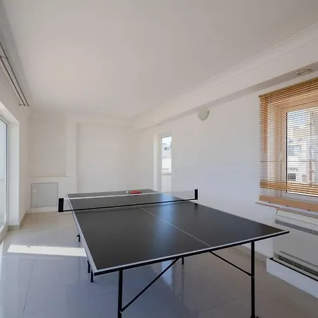 5 Bedroom Townhouse, Sleeps 22 Sliema