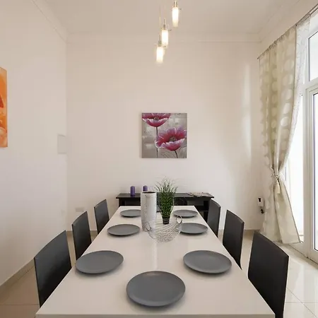 5 Bedroom Townhouse, Sleeps 22 Semesterbostad Sliema