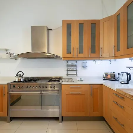 Semesterbostad 5 Bedroom Townhouse, Sleeps 22 Sliema