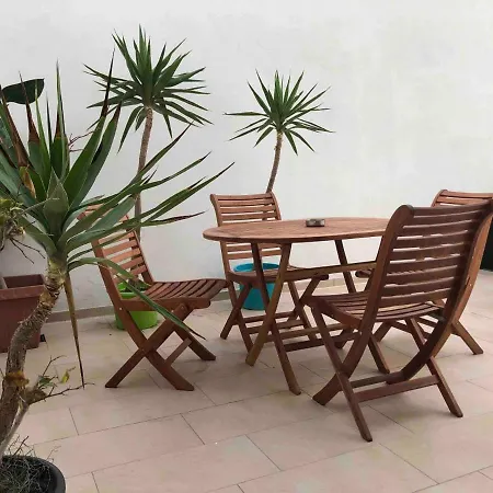 5 Bedroom Townhouse, Sleeps 22 Sliema
