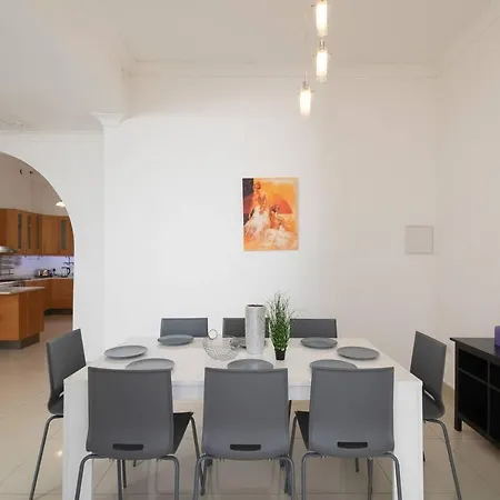 5 Bedroom Townhouse, Sleeps 22 *