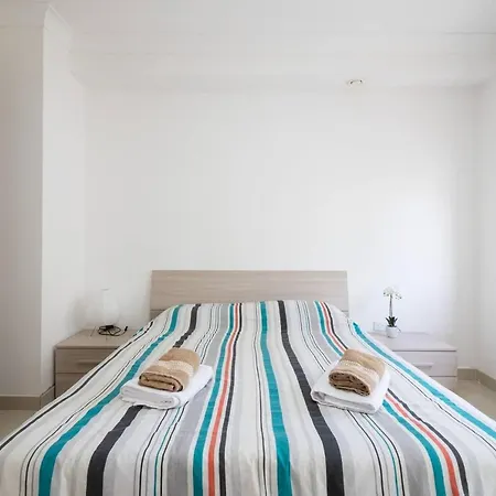 5 Bedroom Townhouse, Sleeps 22 Holiday home *