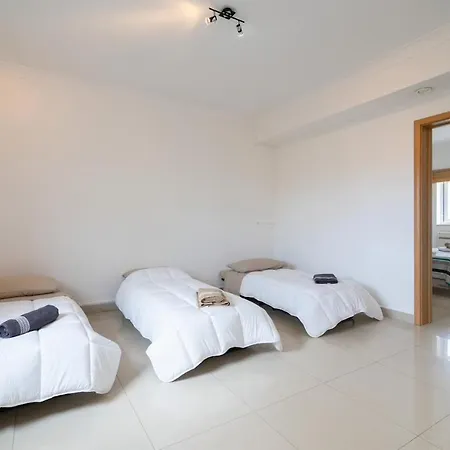 5 Bedroom Townhouse, Sleeps 22 Semesterbostad Sliema
